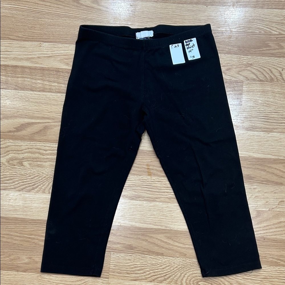 P23.  Forever 21 Classic Black Capri Leggings